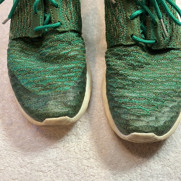 Nike green athletic shoes - Picture 2 of 9